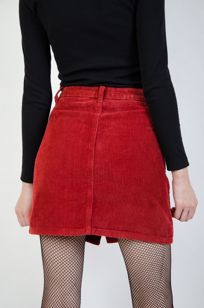 Sztruksowa spódnica z guzikami