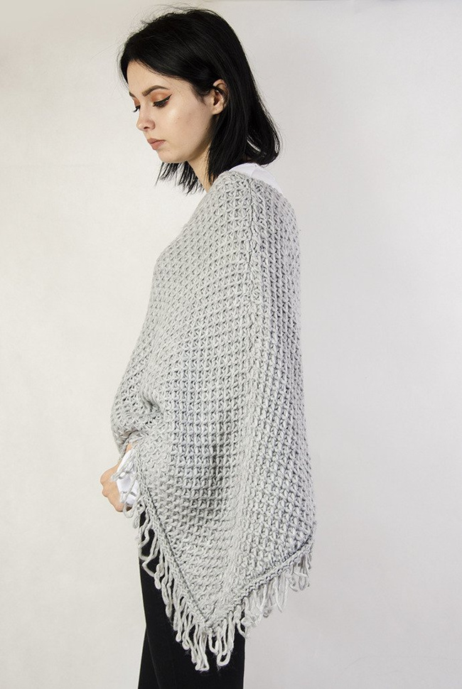 Szare sweterkowe ponczo
