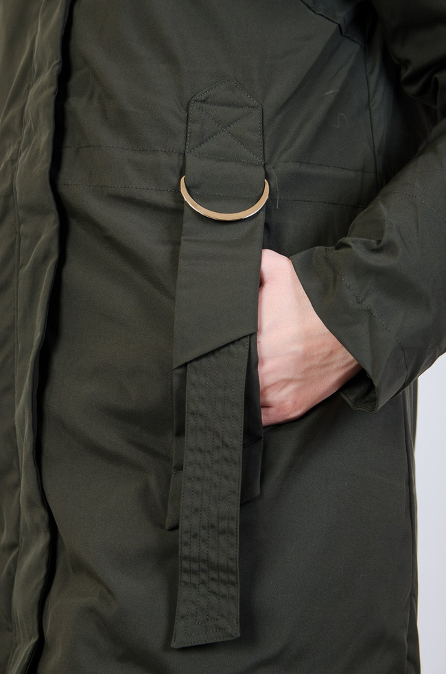 Zielona kurtka ocieplana ze ściągaczem w tali
