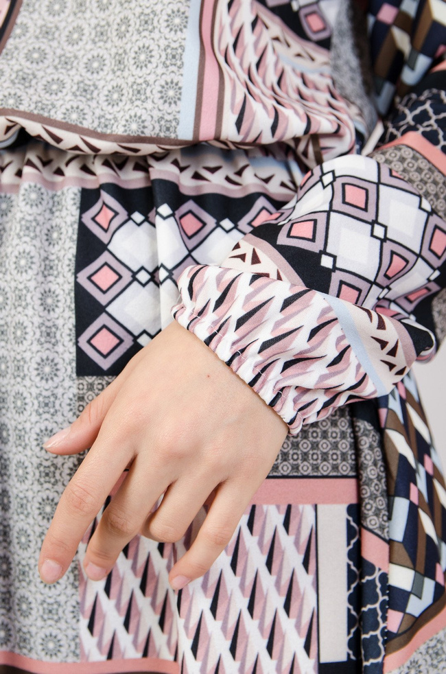 Wzorzysta sukienka z gumką w pasie oraz wiązaniem w dekolcie