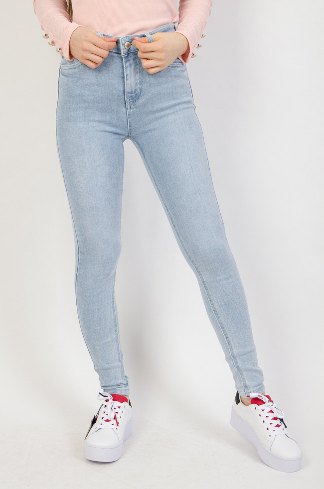 Jasne spodnie jeansowe z wyższym stanem