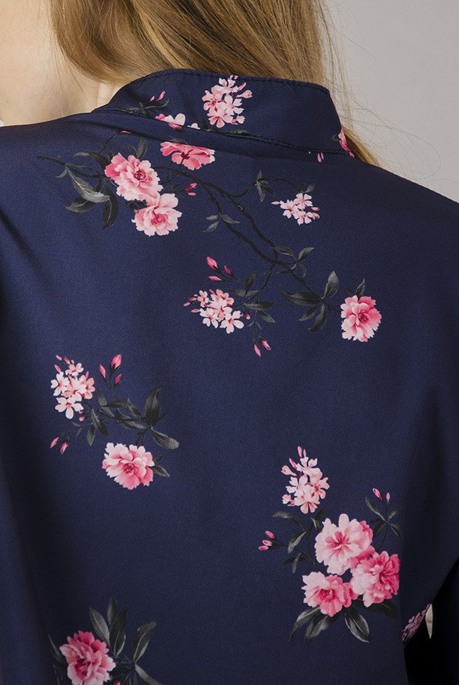 Granatowa bluzka w kwiaty, rękaw 3/4