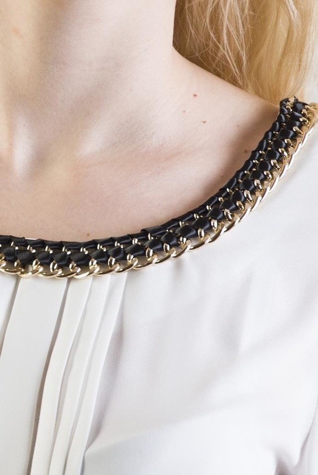 Biała bluzka z łańcuszkiem