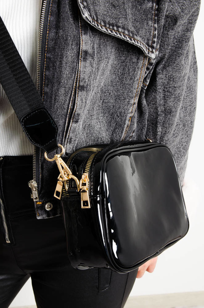 CZARNA LAKIEROWANA TOREBKA LISTONOSZKA 