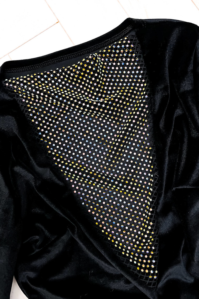 CZARNA WELUROWA SUKIENKA Z OZDOBNYM DEKOLTEM 