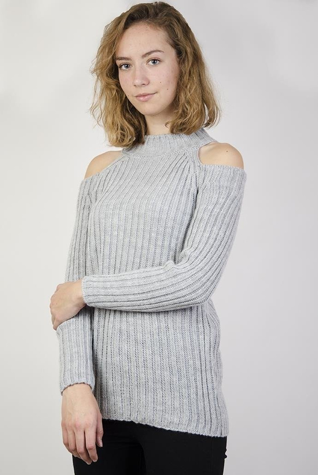 Szary sweterek z odkrytymi ramionami i golfem