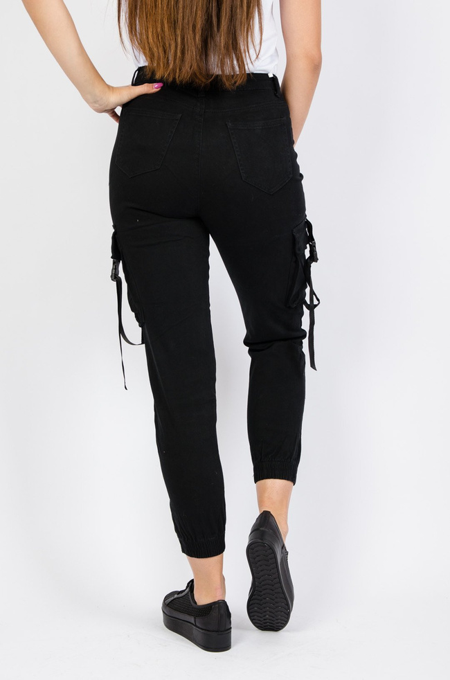 Czarne spodnie bojówki z paskami po bokach