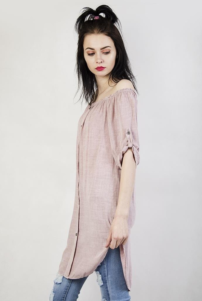 Jasnoróżowa przedłużana bluzka zapinana na guziki, z gumką w dekolcie