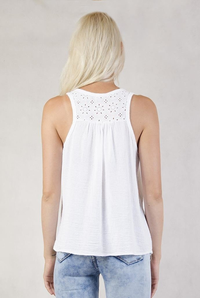 Biała bluzka na ramiączka z ozdobnymi haftami