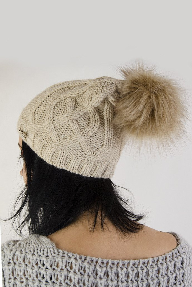 Beżowa czapka z pomponem