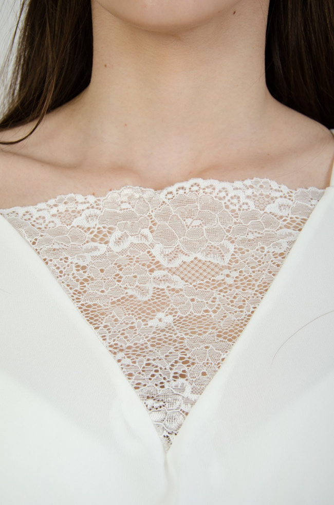 Biała szyfonowa bluzka na ramiączka z koronką