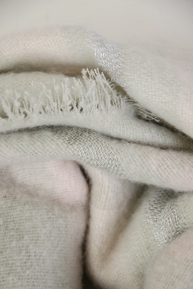 Jasnoszary szal w kratę