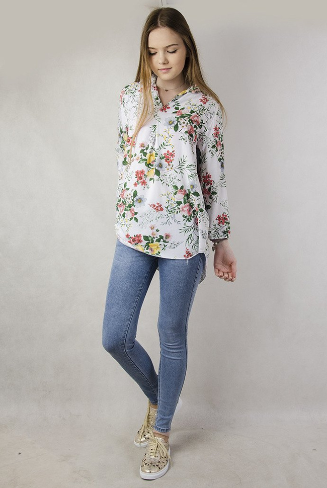 Biała luźna bluzka w kwiaty