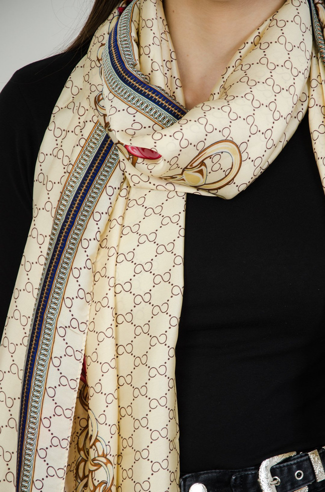 Beżowy satynowy szal we wzory