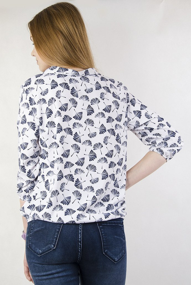 Biała bluzka z wiązaniem, w granatowe palemki
