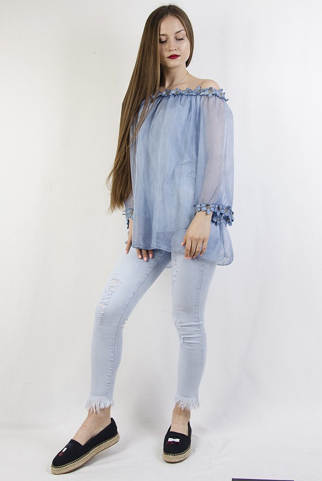 Niebieska bluzka z tiulem i kwiatkami