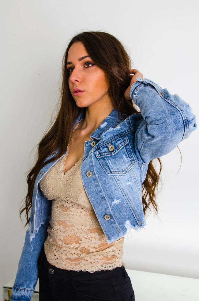 NIEBIESKA KURTKA JEANSOWA KRÓTKA-POSZARPANA