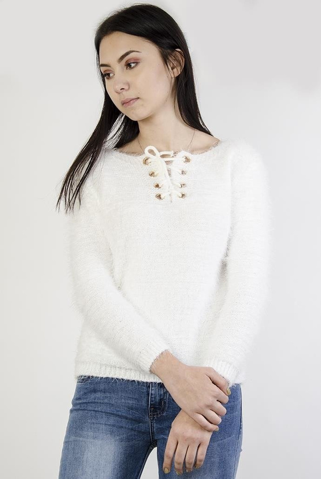 Biały, włochaty sweterek z wiązaniem w dekolcie
