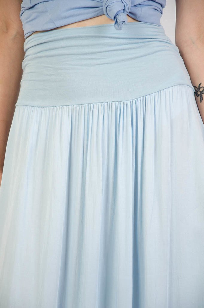 Długa zwiewna jasnoniebieska spódnica z szerokim pasem