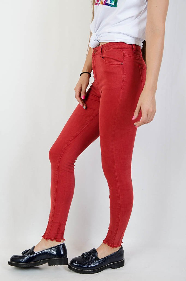 Czerwone spodnie jeansowe z szarpaniami na dole nogawki