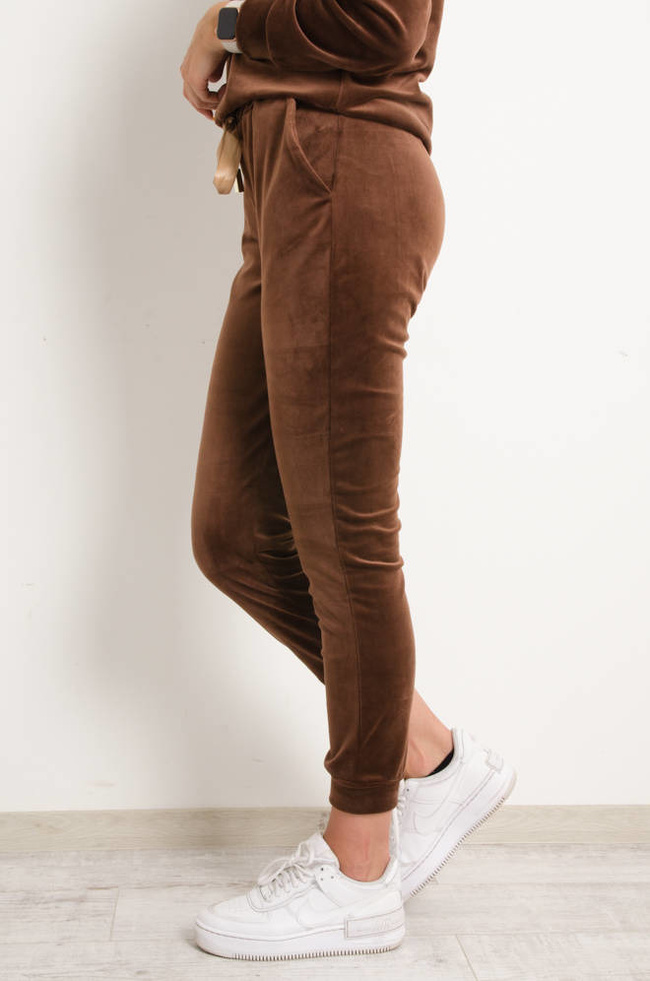 KOMPLET DRESOWY WELUROWY Z OZDOBNĄ NASZYWKĄ- CIEMNOBRĄZOWY