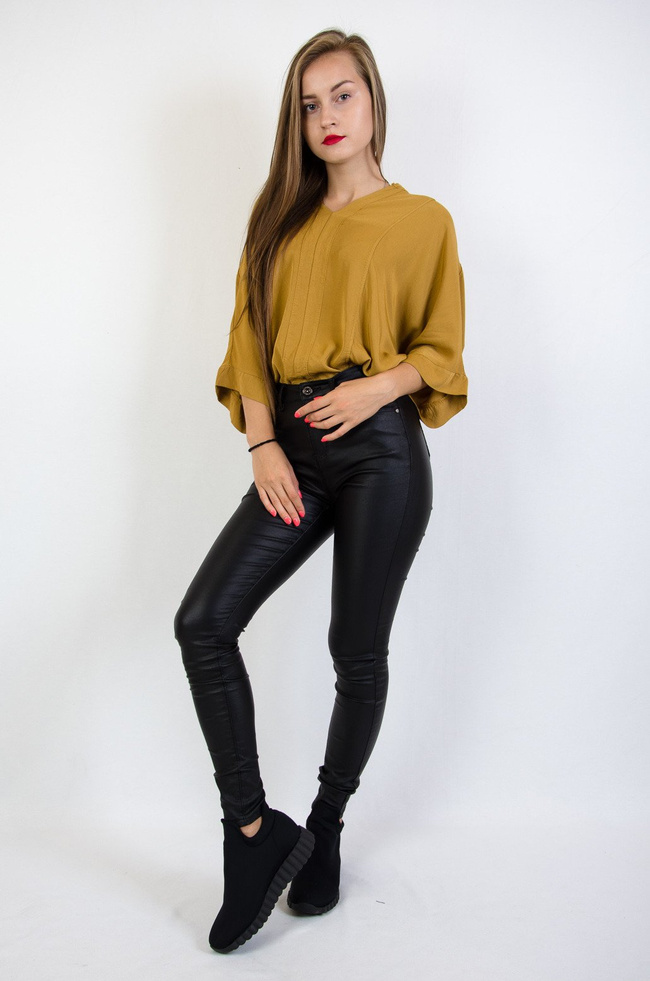 Czarne spodnie woskowane z wysokim stanem- imitacja skóry