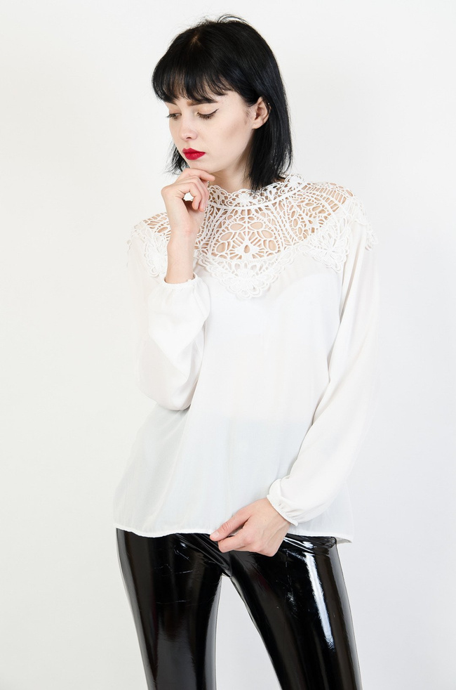 Biała bluzka koszulowa z ażurową górą