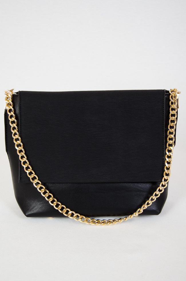 Czarna kopertowa torebka na złotym łańcuszku