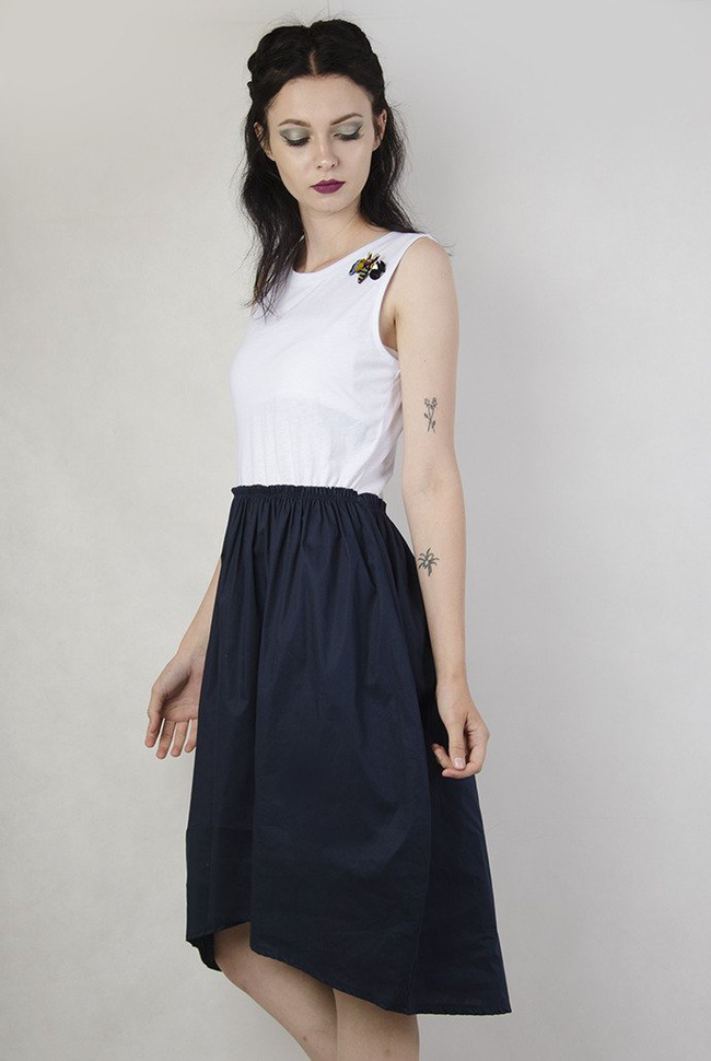 Sukienka biało granatowa z przypinką