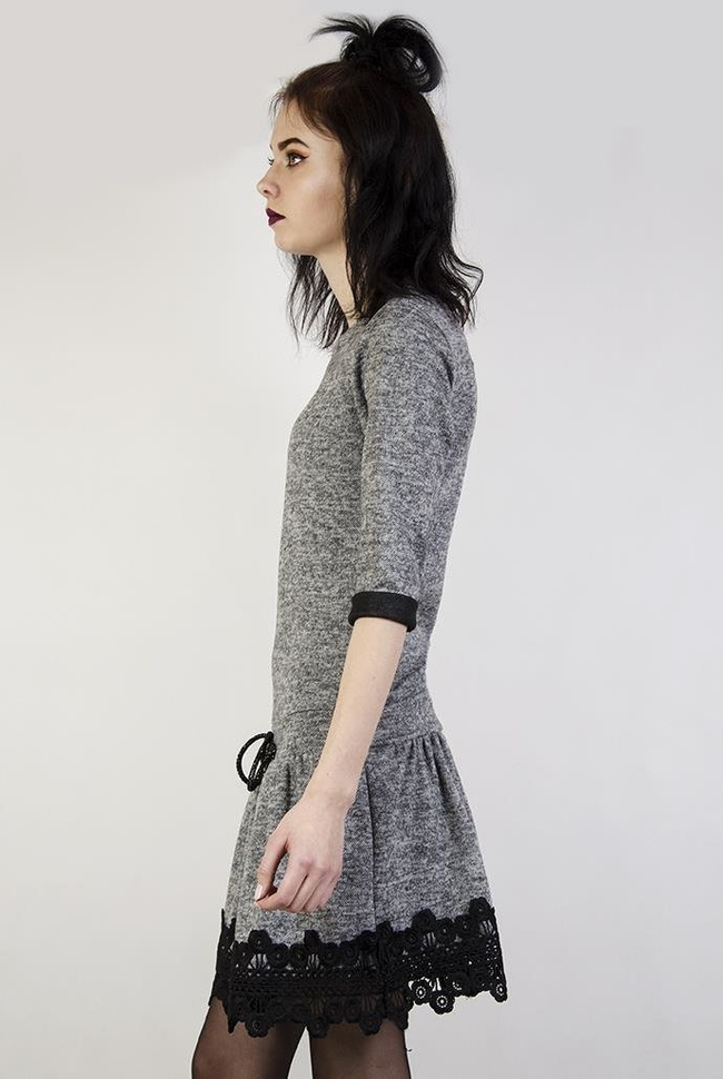 Szara sukienka ze sznurkiem w pasie i ażurowym zdobieniem na dole