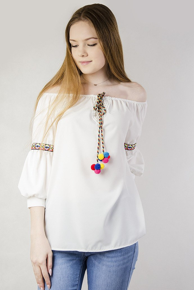 Biała bluzka hiszpanka z pomponami
