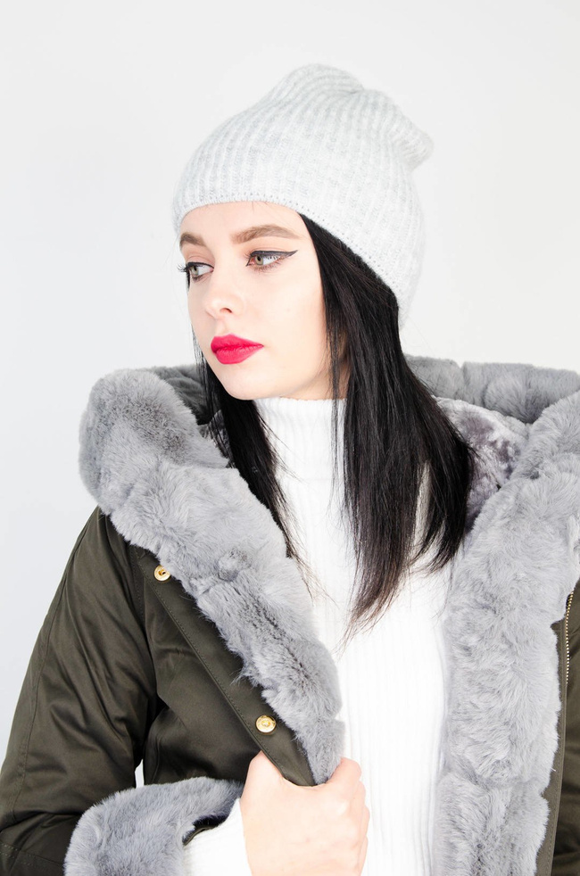 SZARA PRĄŻKOWANA CZAPKA