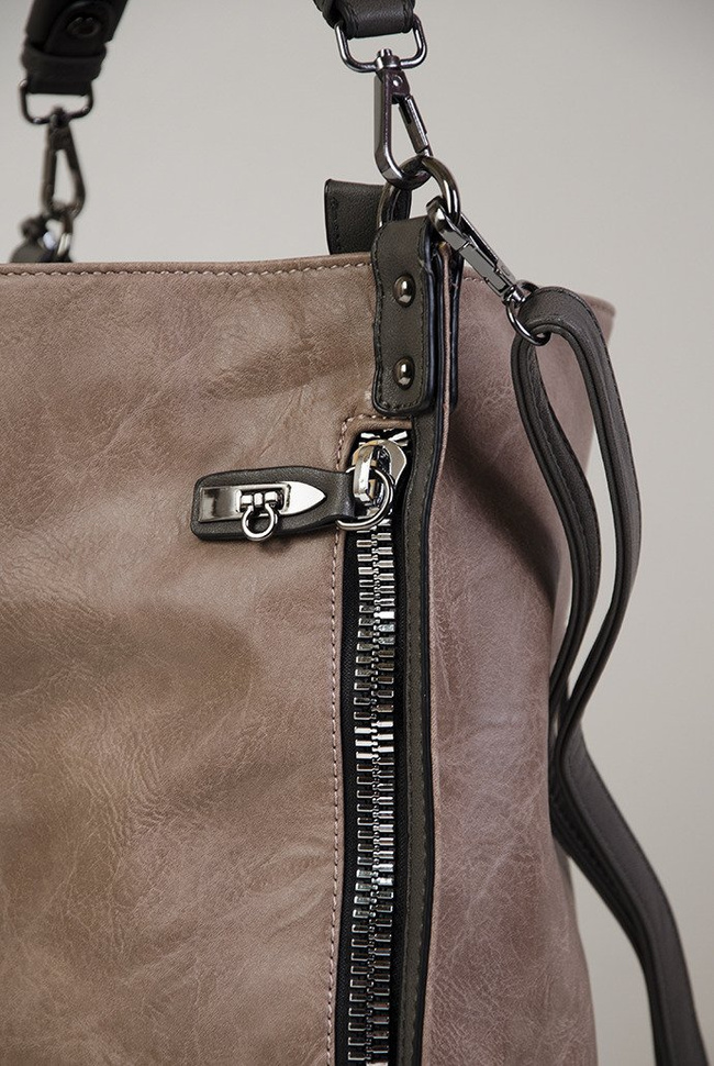 Duża beżowa torebka z ozdobnym zamkiem z boku