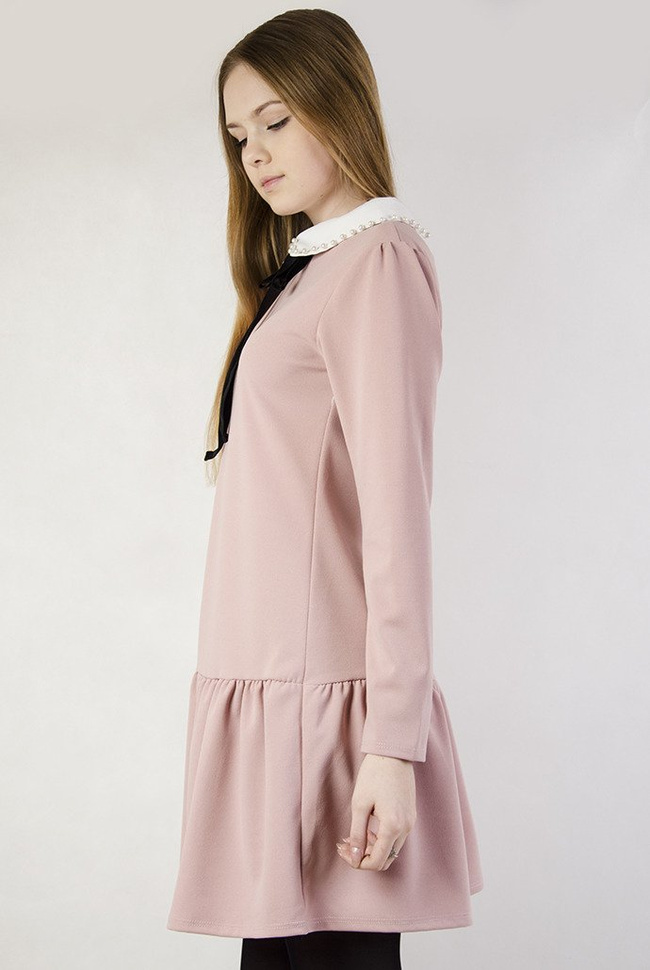 Różowa rozkloszowana sukienka z białym kołnierzykiem