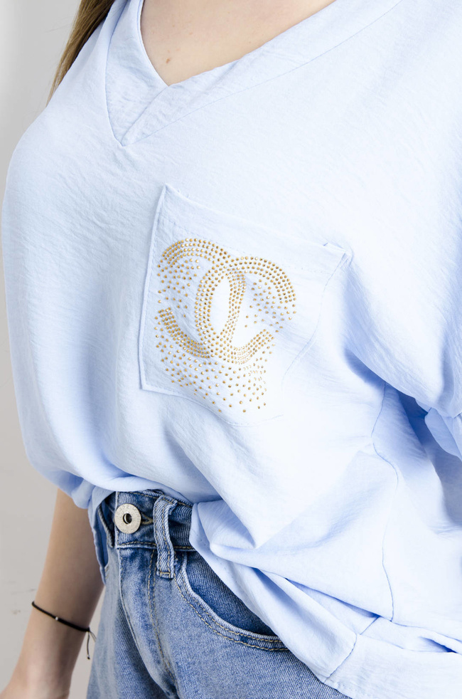 T-SHIRT Z OZDOBNYM ŁAŃCUSZKIEM I FALBANKAMI PRZY RĘKAWACH- NIEBIESKI