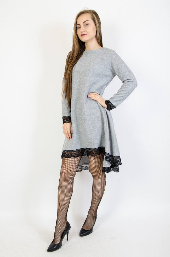 Szara sukienka z przedłużanym tyłem zakończona koronką