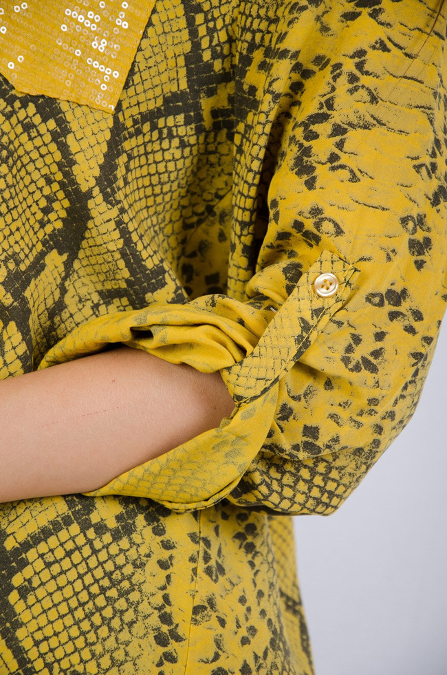 Żółta bluzka koszulowa w wężowy wzór z ozdobną kieszonką