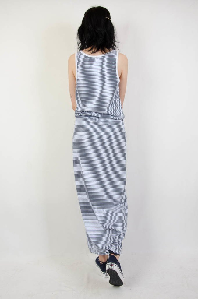 Długa sukienka w cienkie biało-granatowe paski, wiązana w pasie
