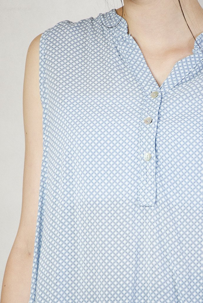 Asymetryczna niebieska bluzka z trzema guzikami