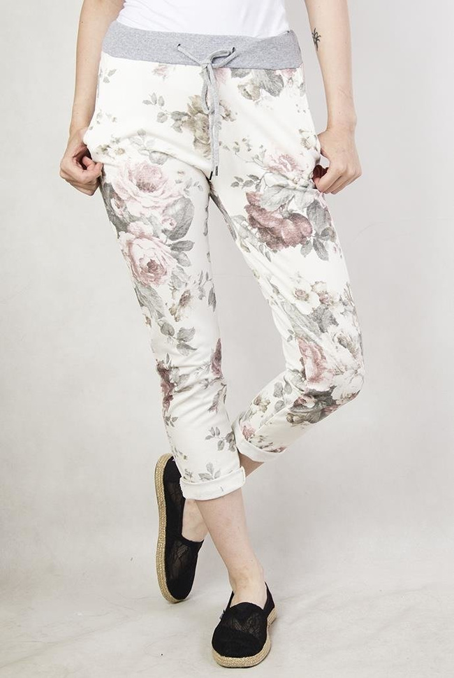 Białe spodnie dresowe w szare kwiaty