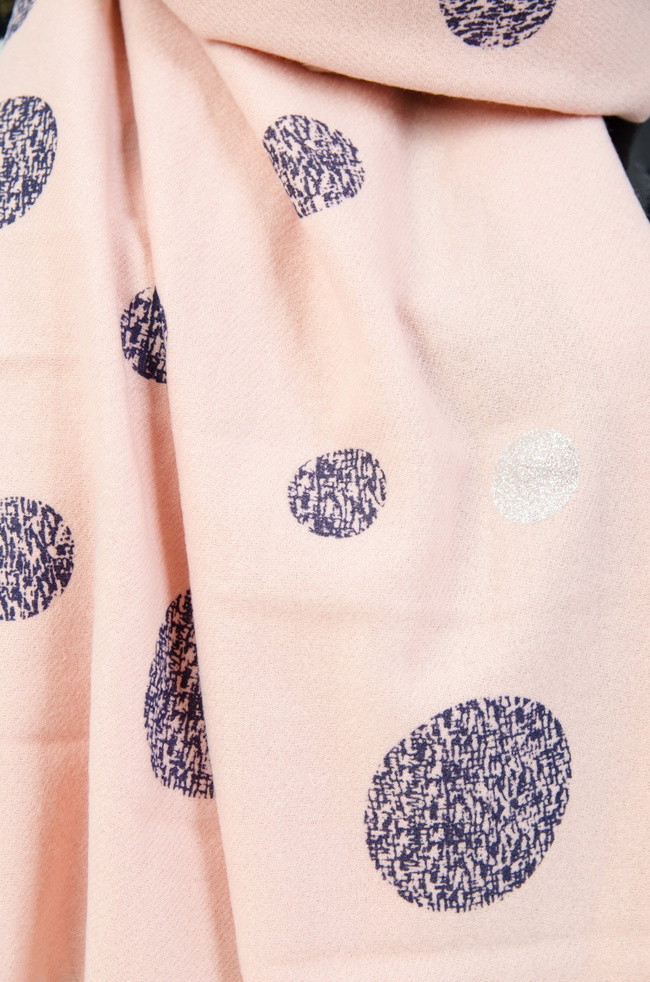 JASNO-RÓZOWY SZAL W KÓŁKA Z FRĘDZLAMI 