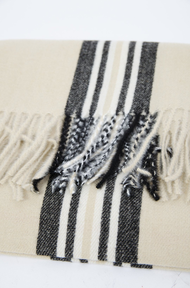 Beżowy szal w kratę