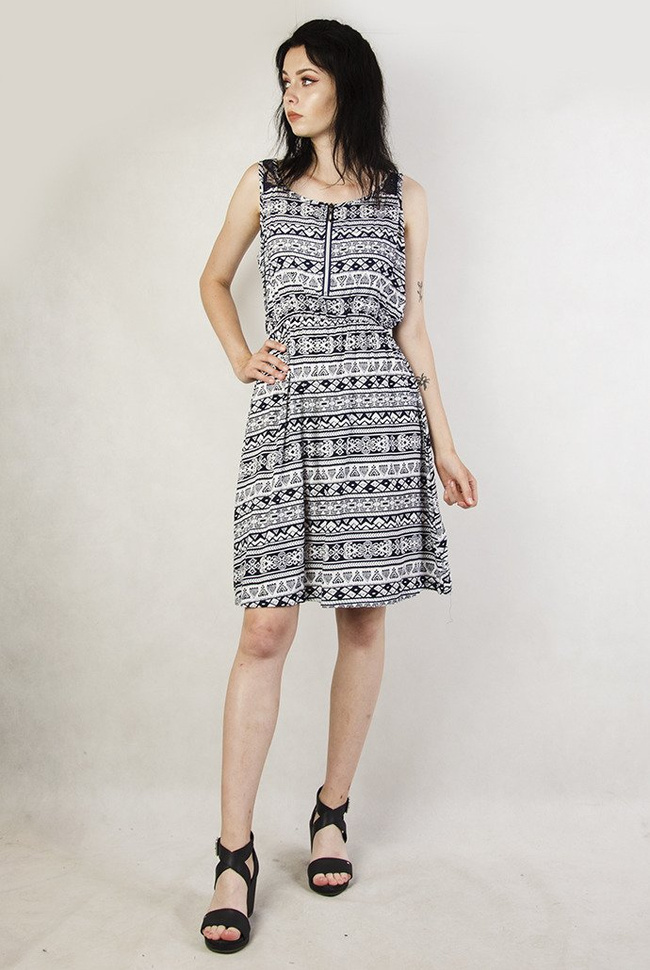 Wzorzysta,  sukienka z zamkiem przy dekolcie