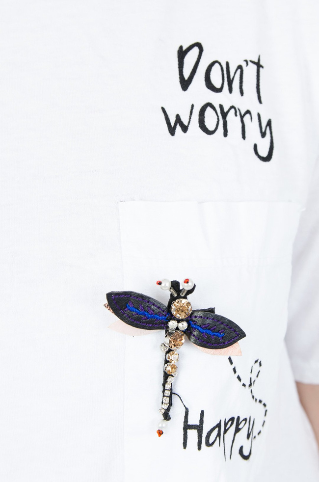 Biała bluzka z rozcięciami oraz falbankami po bokach