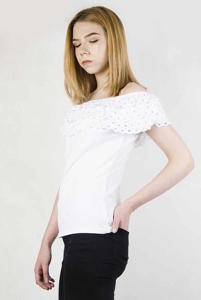 Biała bluzka z gumką w dekolcie oraz ażurowymi zdobieniami przy falbanach