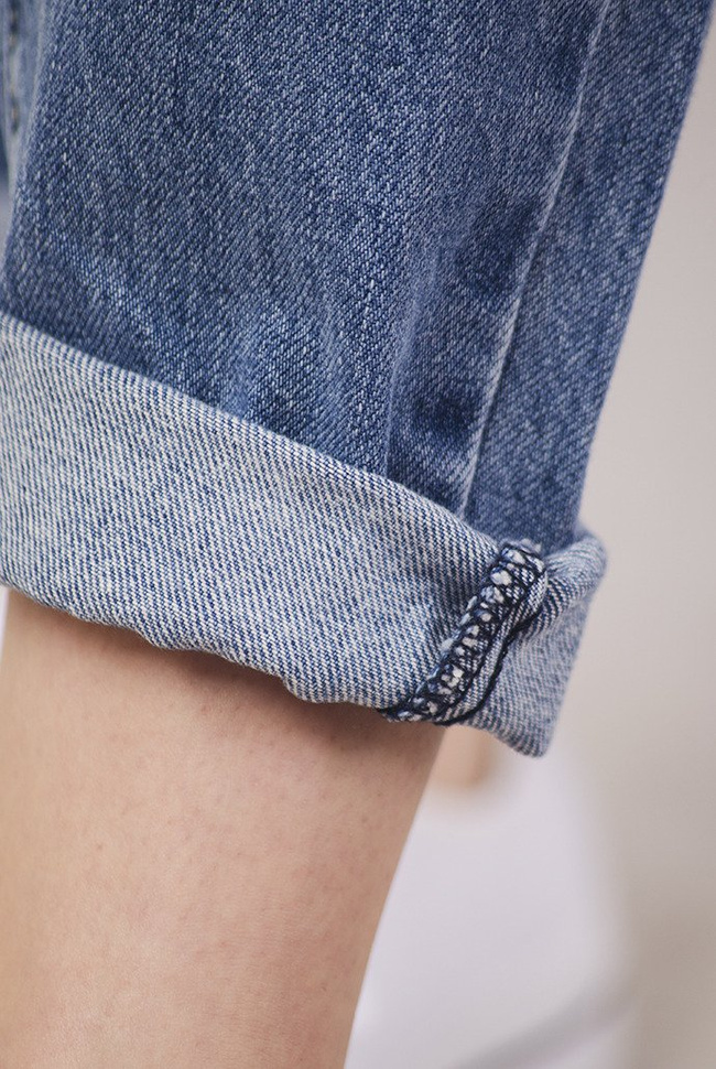 Spodnie jeansowe typu boyfriend z cyrkoniami i dziurami