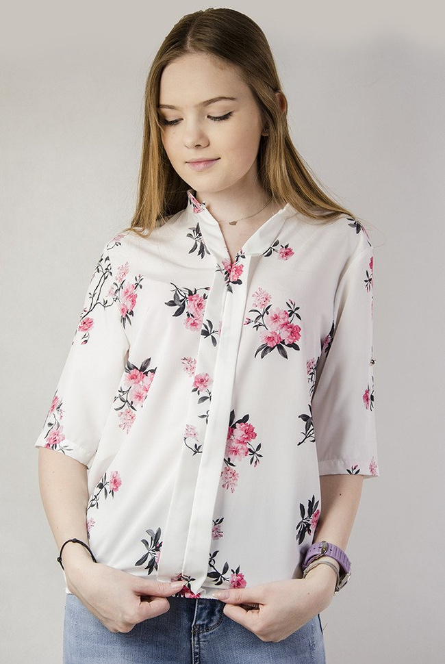 Biała bluzka w kwiaty, rękaw 3/4