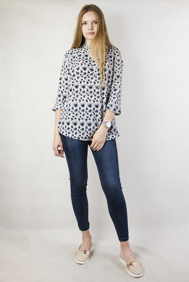 Biała bluzka w granatowe plamki