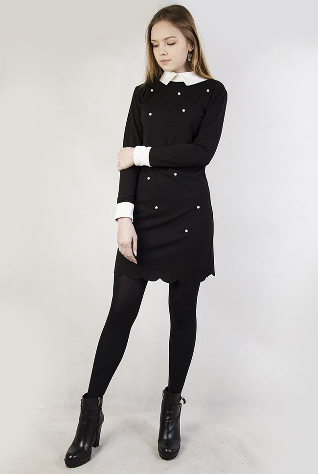 Czarna sukienka z jasnym kołnierzem i mankietami