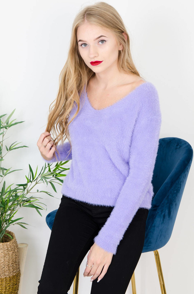 FIOLETOWY WŁOCHATY SWETER Z DEKOLTEM W SEREK